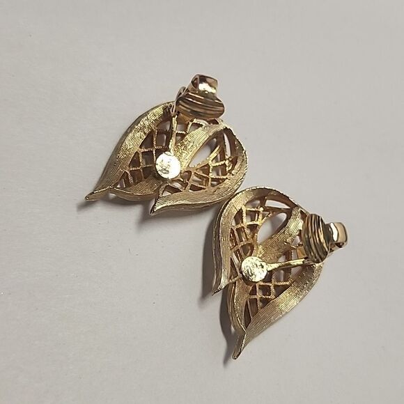 VINTAGE Gold Tone With White Brooch and Clip On Earrings Set - Picture 5 of 8